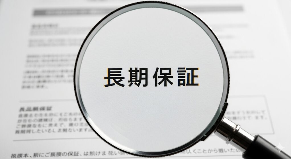 テレビの長期保証書を虫眼鏡で確認